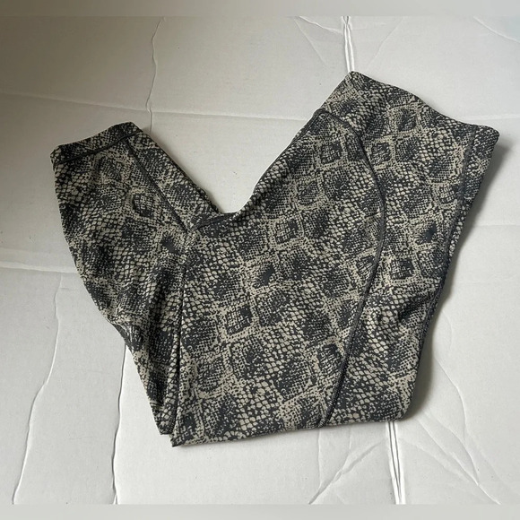 Athleta women’s Ultimate 7/8 Tight leggings L - Picture 3 of 9